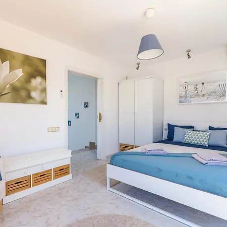2263 Sunny With Views Over The Bay Of Palma Villa